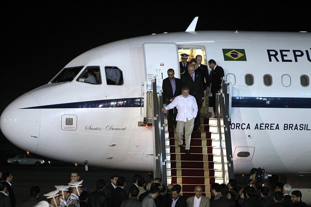 Lula descendo de avião em visita a Teerã em 2010