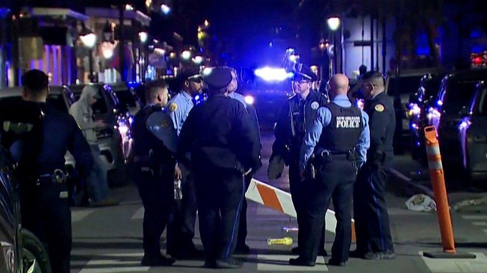 Policías parados en la calle