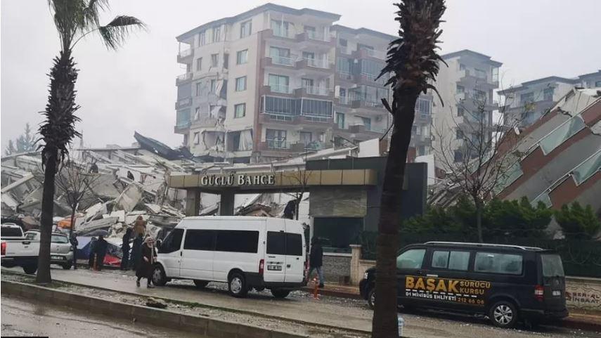 Kompleks apartemen Guclu Bahce di Kota Antakya, Turki rusak parah akibat gempa
