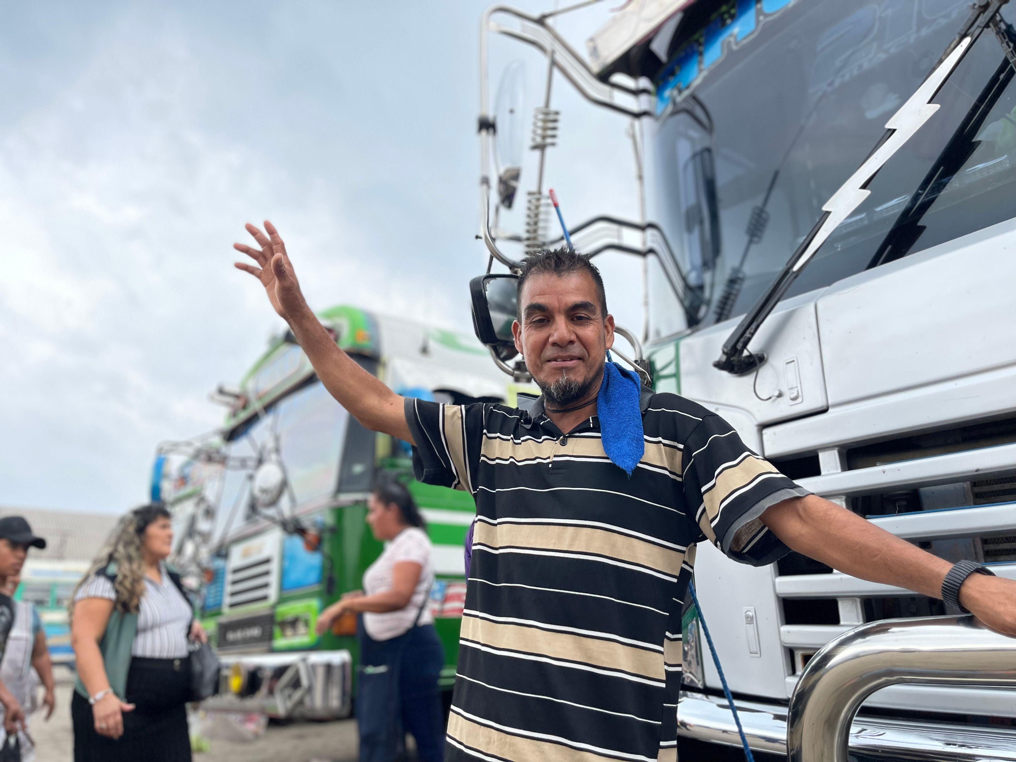 Un hombre que trabaja en la ruta de buses a Ahuachapán en la terminal de autobuses de Santa Ana, El Salvador, en febrero de 2024.