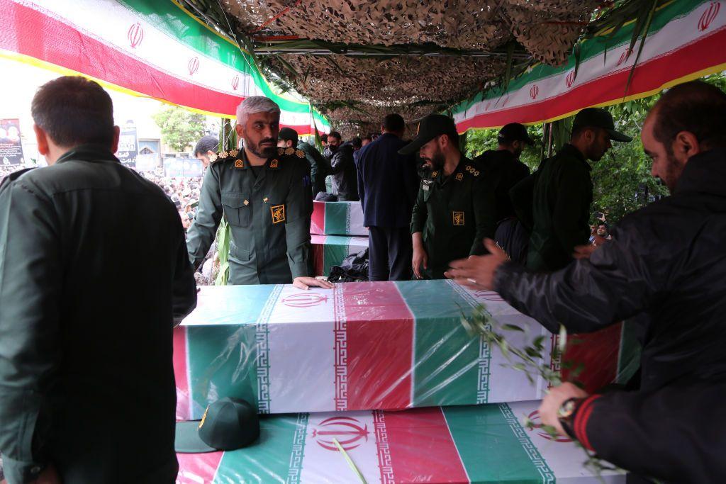 Ataúd con el cuerpo de los políticos muertos en el accidente en Irán