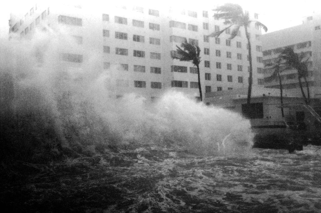 Tempestade forte com marés altas na Flórida