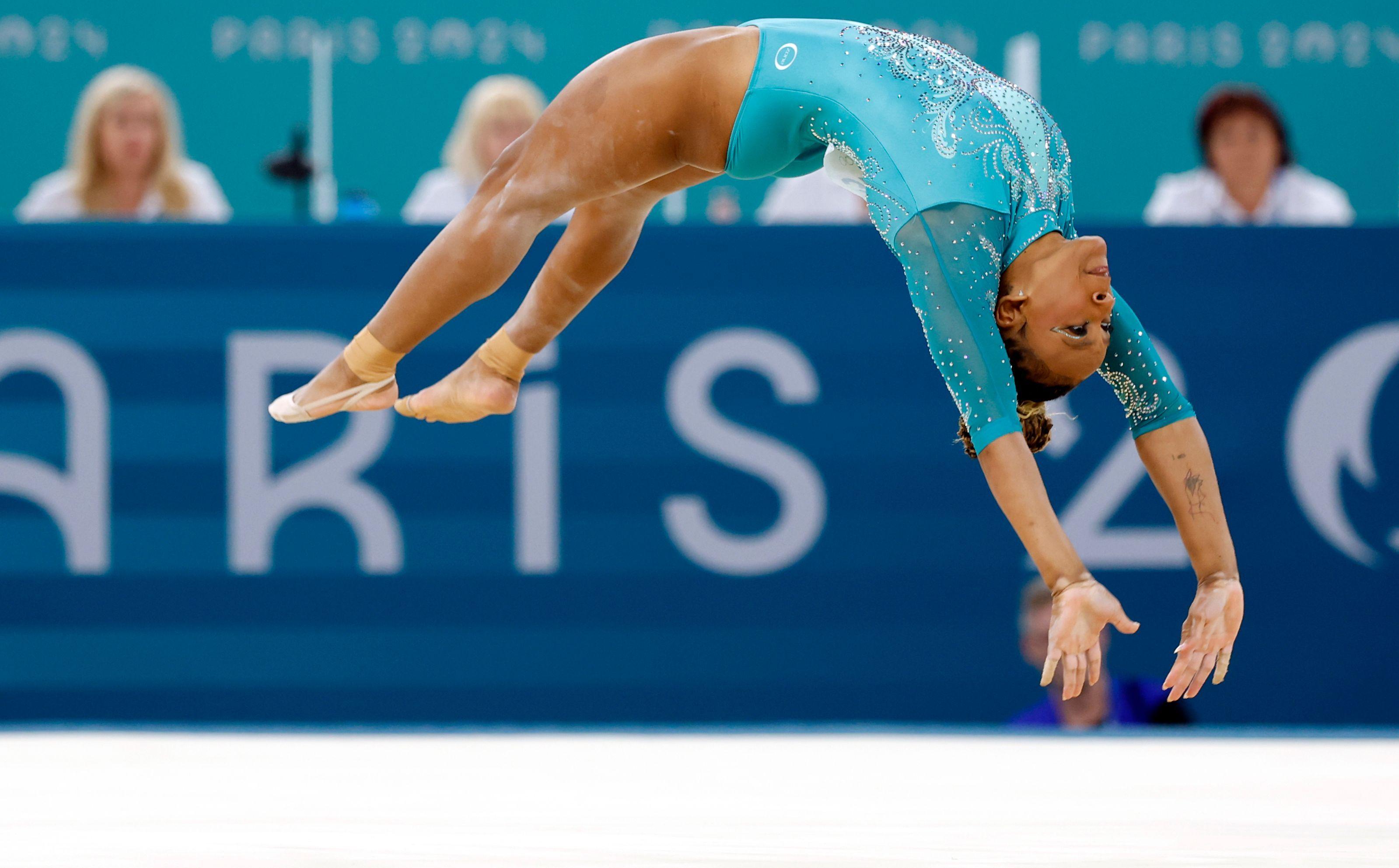 Rebeca fazendo salto de costas