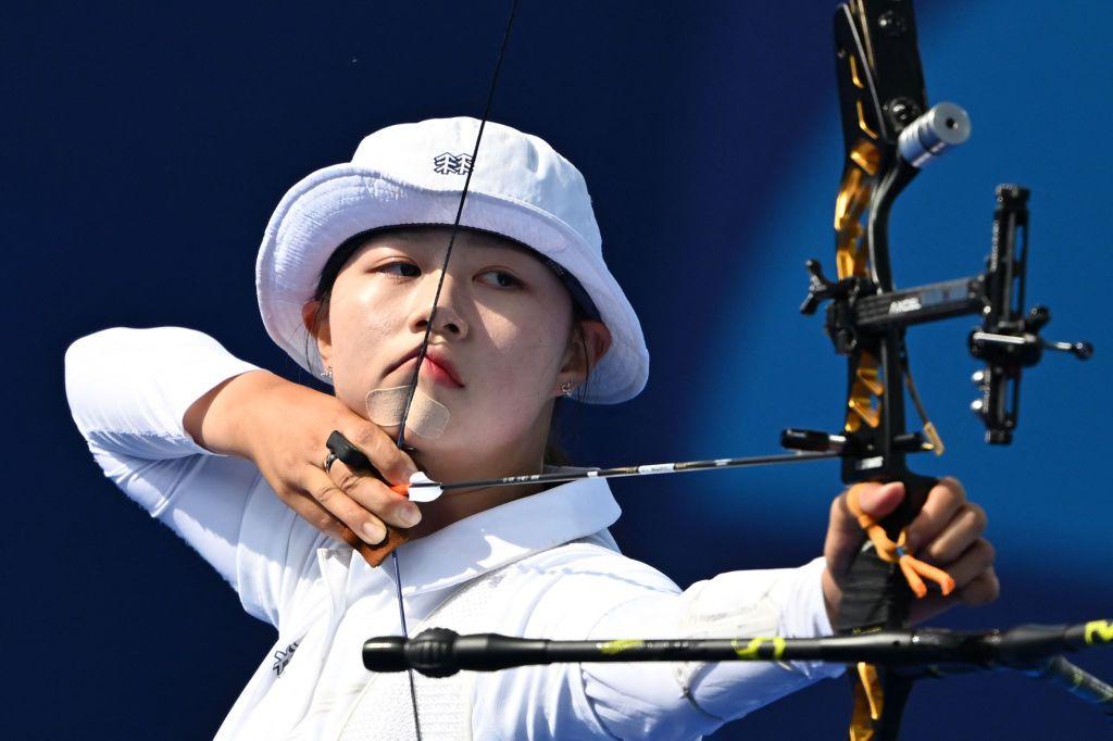 Lim Si-hyeon shooting at the goal