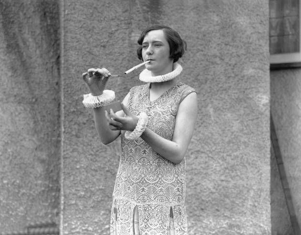 امرأة تدخن سيجارة- صورة تعود لعام 1926