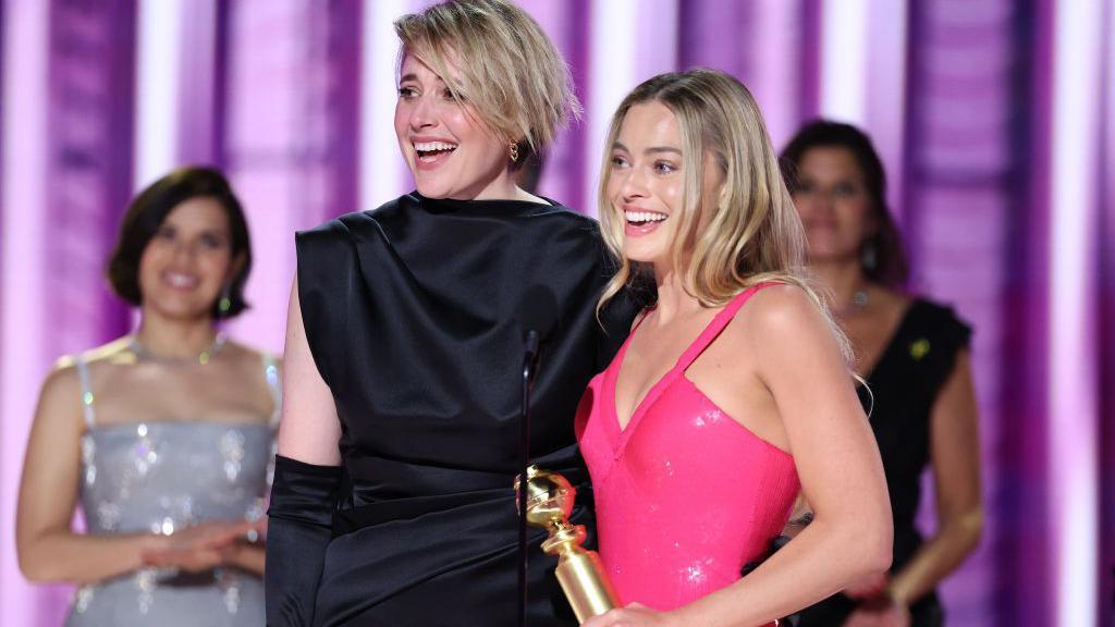 Greta Gerwig y Margot Robbie con el Globo de Oro al mayor logro cinematográfico de taquilla por Barbie.