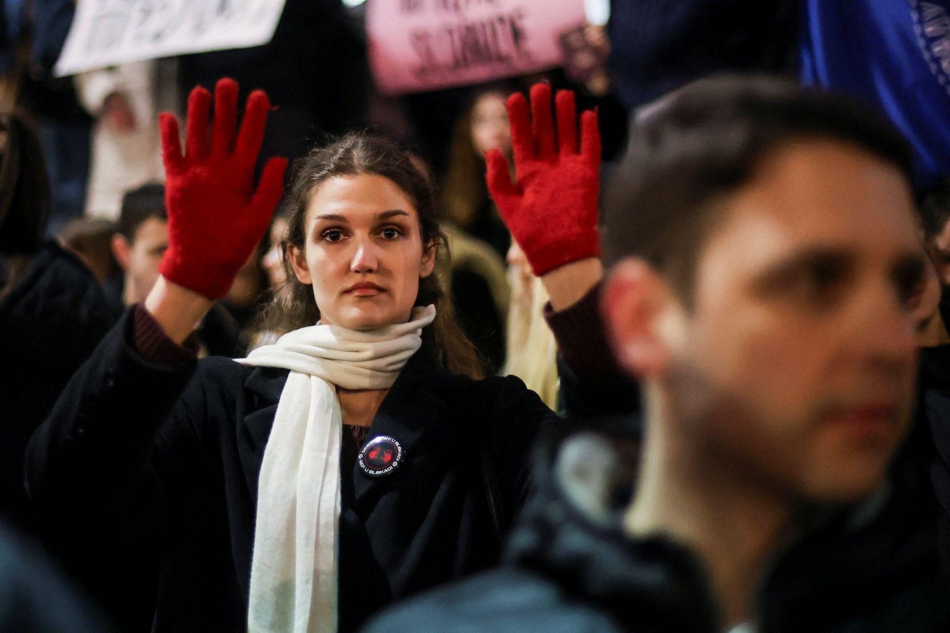 Demonstranti nose crvene rukavice i ostavljaju poruke "Ruke su vam krvave"