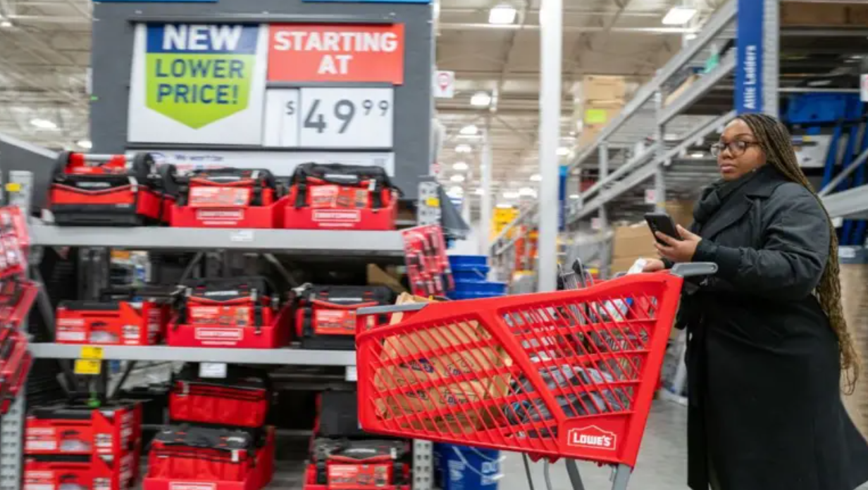 mulher empurra carrinho em supermercado