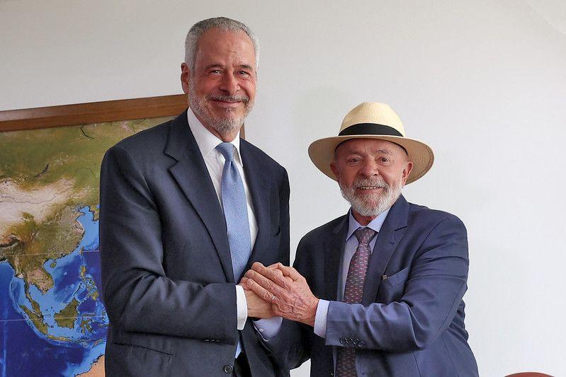 Andr Correa do Lago e Lula,  direita, usando chapu e apertando as mos