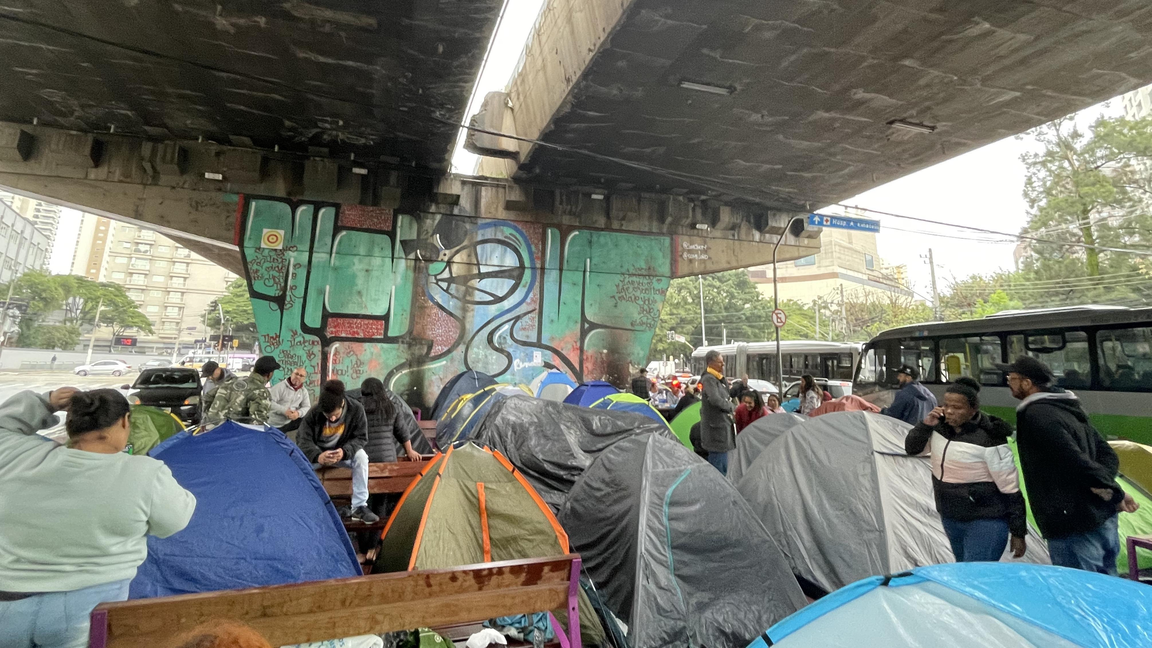 Imagem de acampamento próximo à bilheteria do Allianz Parque na intenção de comprar ingressos para a data extra do show de Taylor Swift em São Paulo