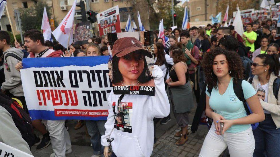 مظاهرات شبابية تطالب بإعادة الرهائين الإسرائيليين لدى حماس