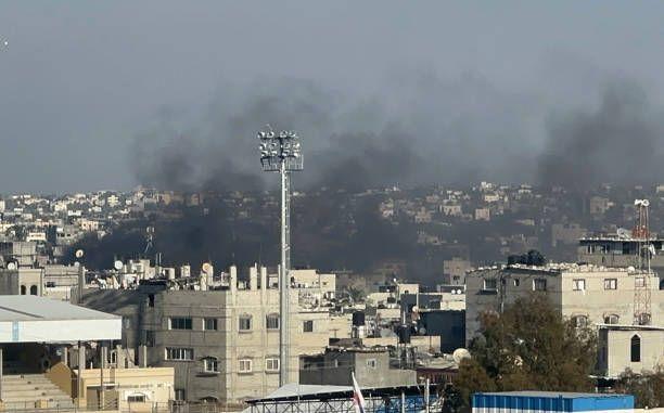 سحب الدخان تتصاعد فوق منطقة بني سهيلة في مدينة خان يونس عقب قصف إسرائيلي