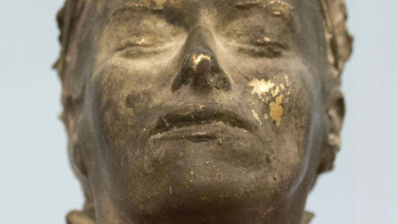 Máscara mortuária de homem feito por britânica Tracey Emin