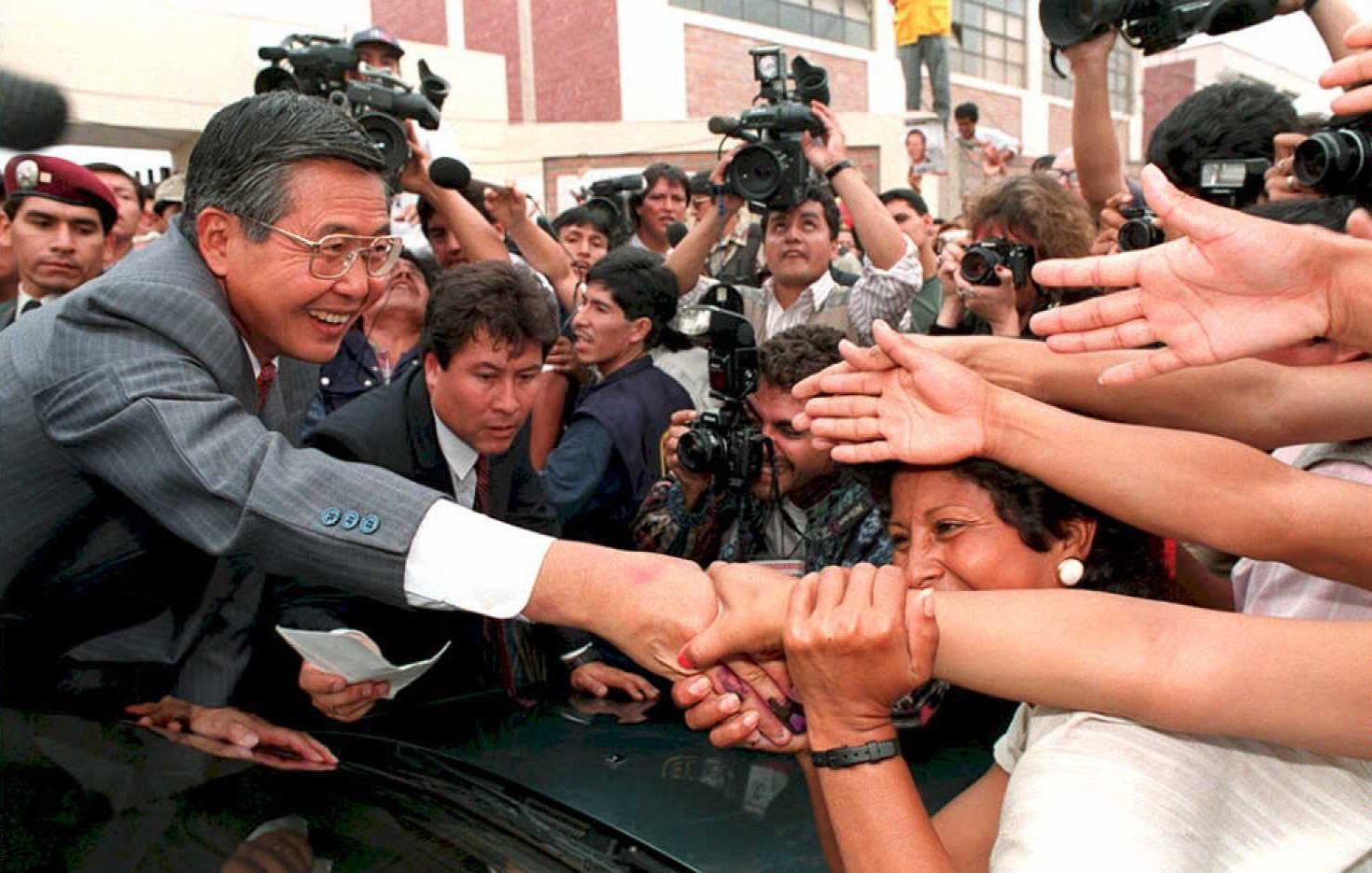 Fujimori saluda a seguidores siendo presidente