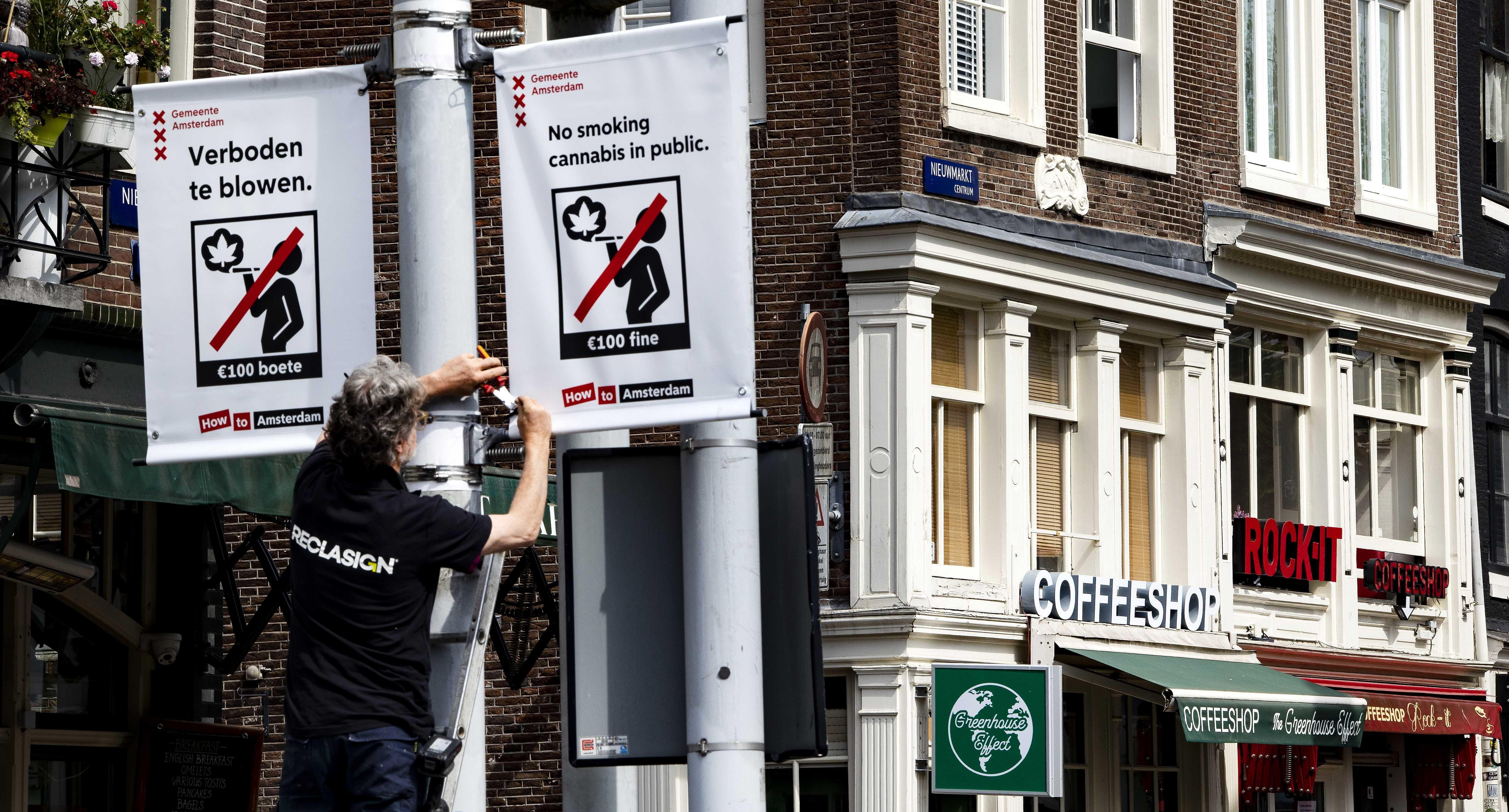 Carteles sobre la prohibición de consumo de canabis en Ámsterdam