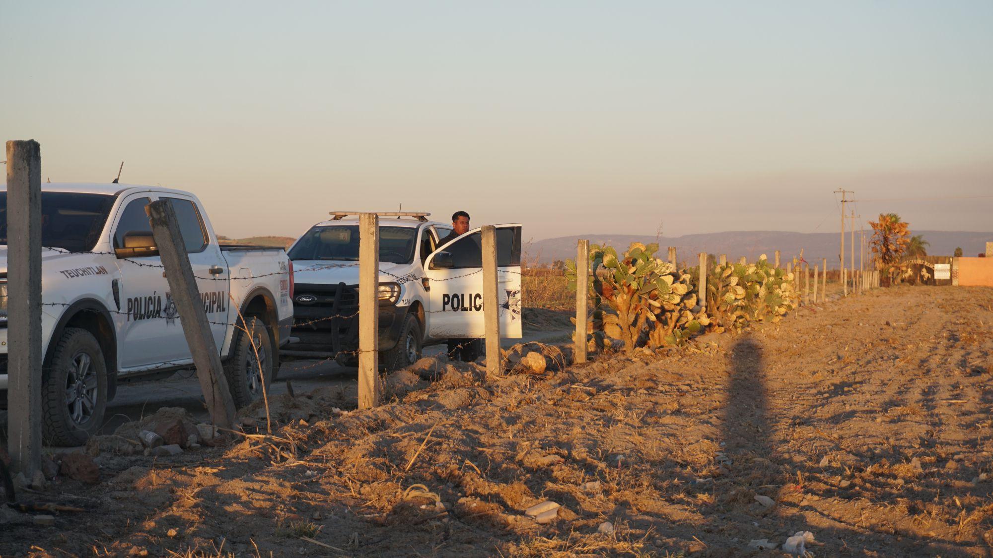 Camionetas de la policía municipal frente al Rancho Izaguirre