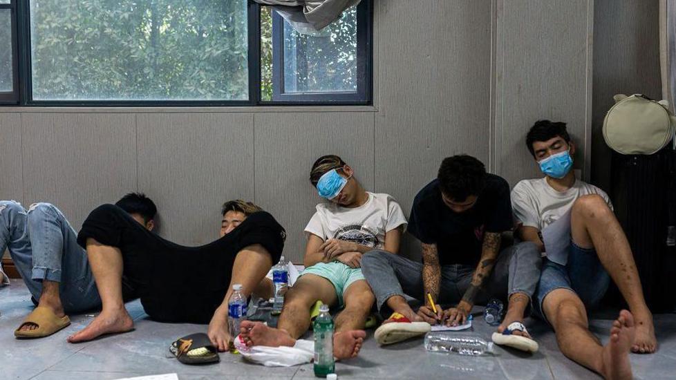 شباب محتجزون بالمخيمات