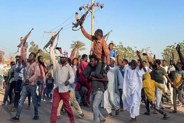 مواطنون من ود مدني بعضهم يحمل السلاح يشاركون في مسيرة تعبيراً عن دعمهم للجيش السوداني