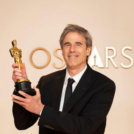 Walter Salles, director de "Aún estoy aquí", con el Oscar a la mejor película internacional