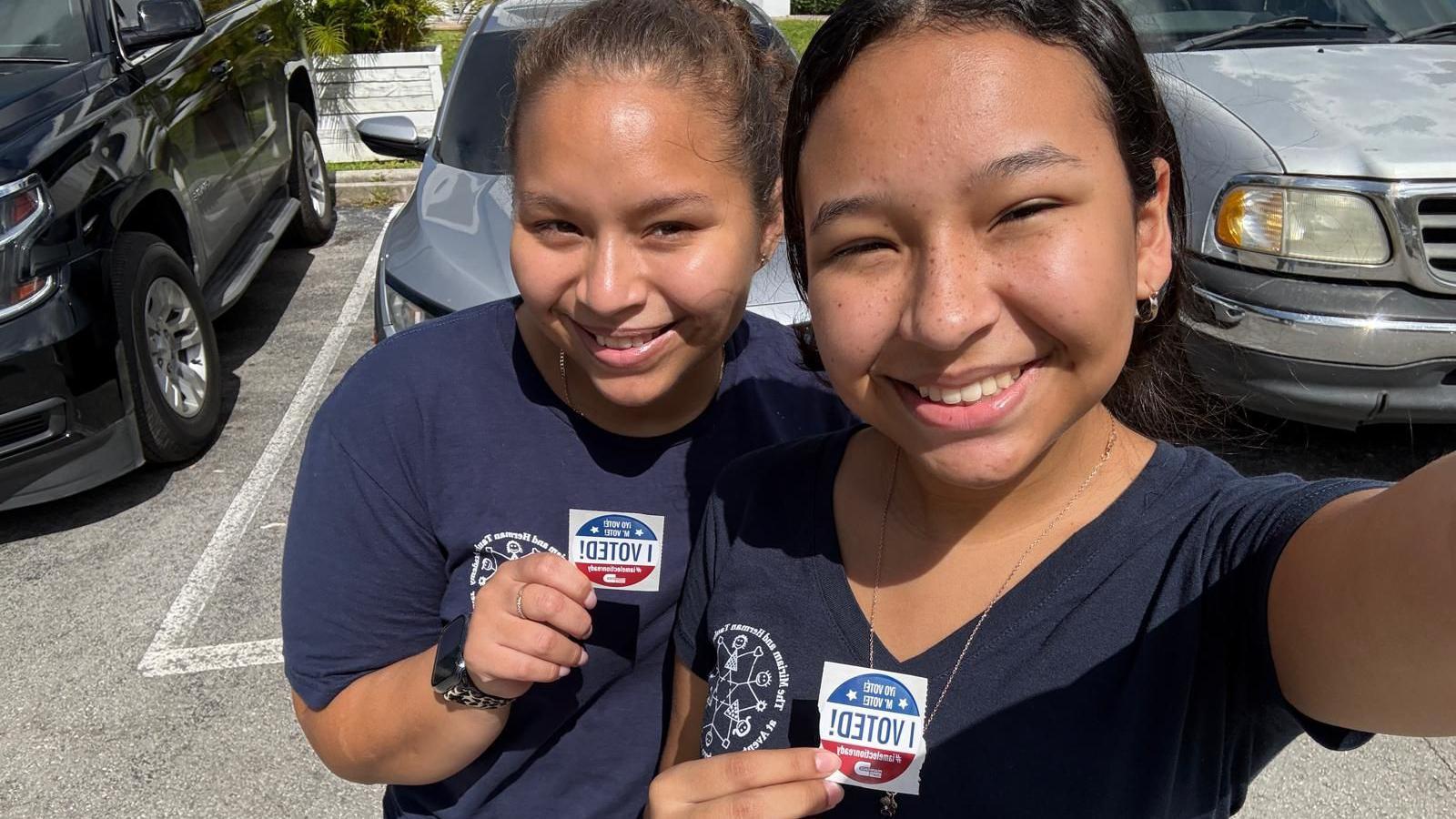 Christell y Leah a la salida de su centro de votación. 