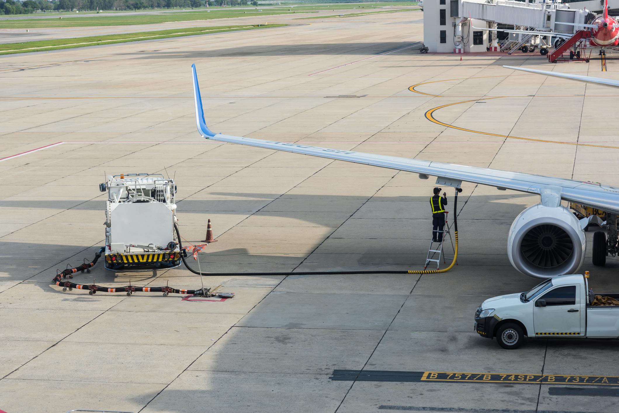 Avião sendo abastecido