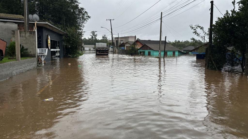 m caminhão passa por uma rua alagada na cidade de Lindolfo Collor, no Rio Grande do Sul, após um ciclone extratropical atingir a região Sul do Brasil, causando trovoadas e vendavais, em 17 de junho de 2023