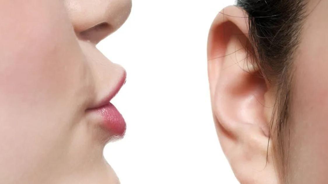 امرأة تهمس في أذن امرأة أخرى