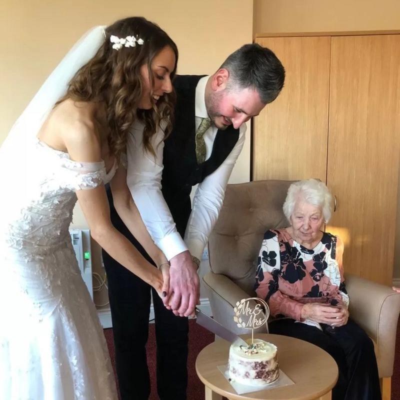 Noivos se casam diante de avó