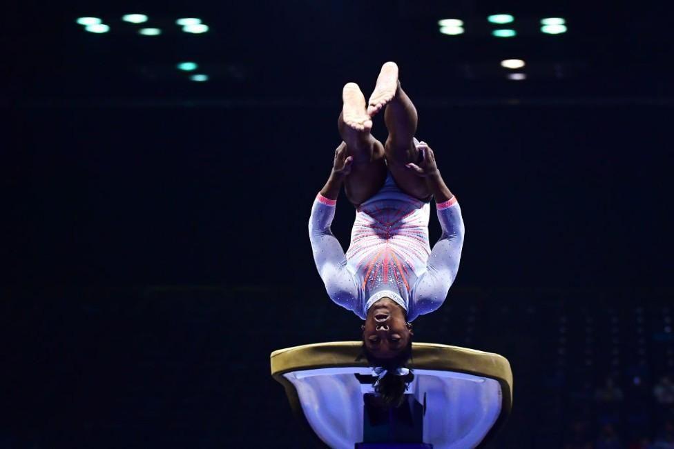 Simone Biles saltando sobre la mesa