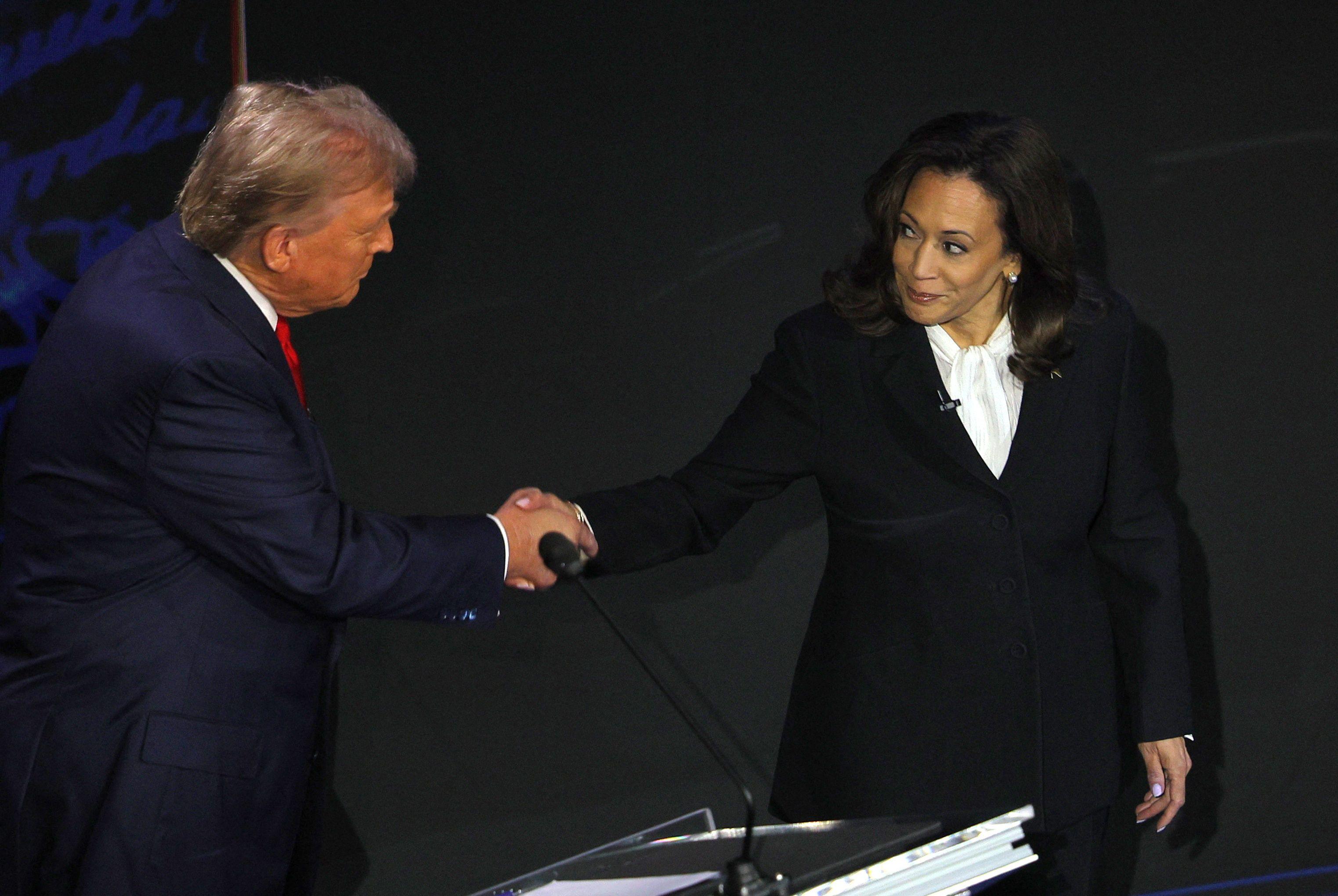 La candidata demócrata a la presidencia de Estados Unidos, Kamala Harris, le estrecha la mano a su contrincante, el candidato republicano Donald Trump, antes de iniciar el primer debate presidencial entre ambos en Filadelfia, Pensilvania, Estados Unidos, el 11 de septiembre de 2024.