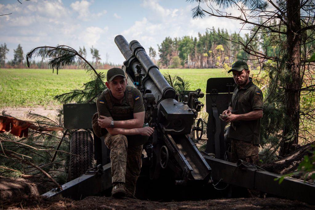 Soldados ucranianos con morteros