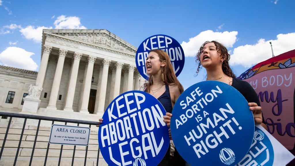 Ativistas pelo direito ao aborto com cartazes, protestando em frente à Suprema Corte dos EUA, em 24 de junho de 2024.