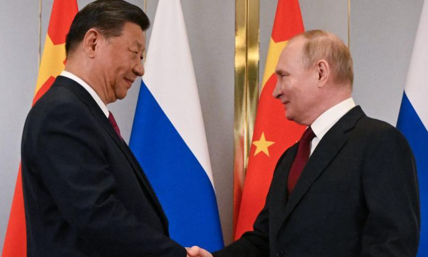 Xi Jinping e Vladimir Putin cumprimentam-se