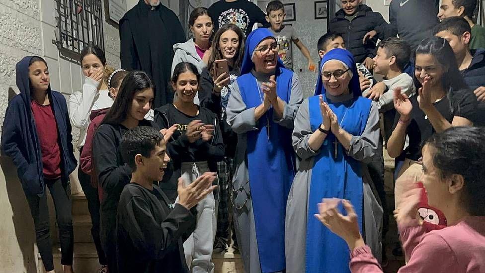 Monjas celebrando un cumpleaños con los niños