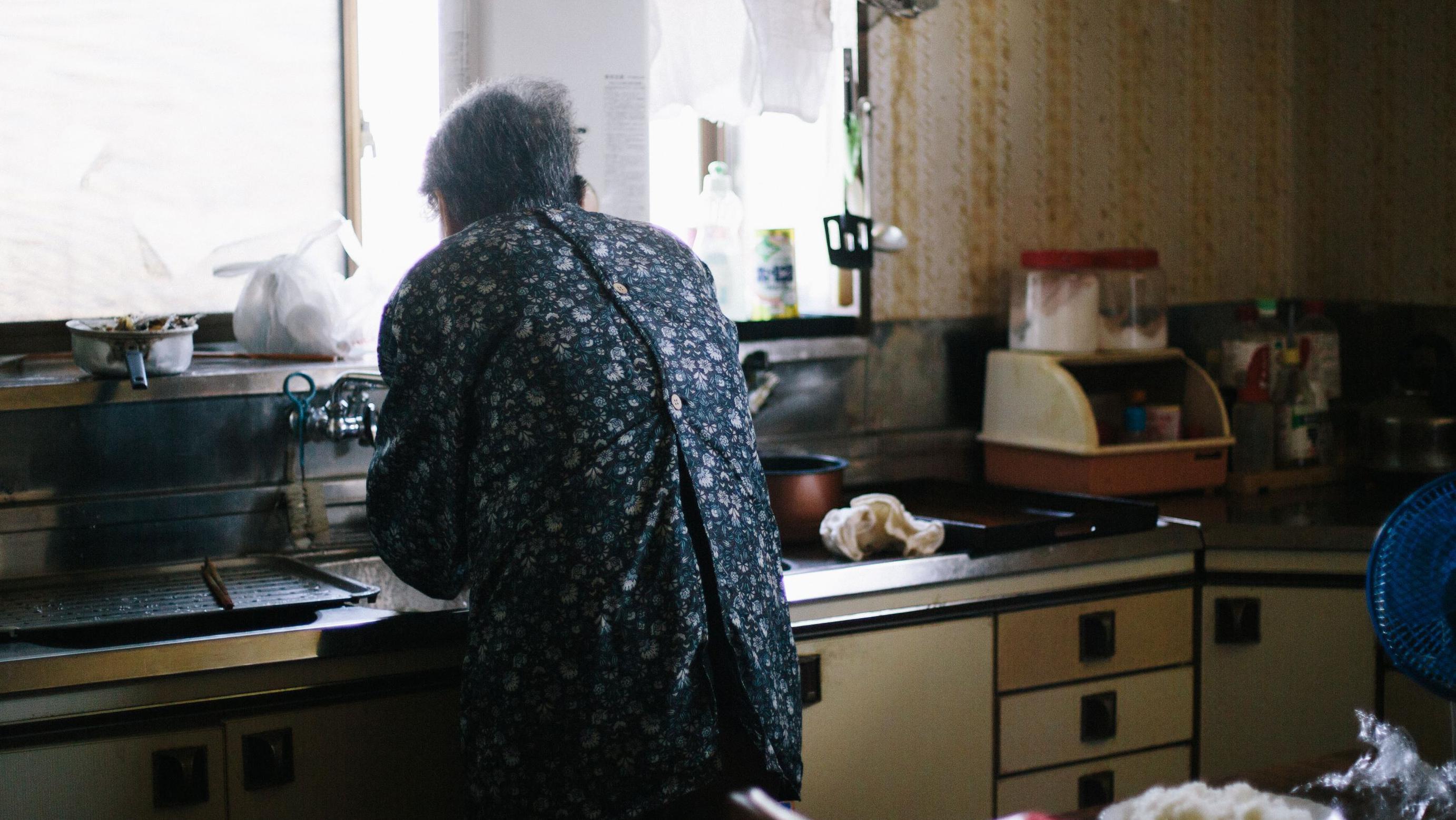Una mujer mayor cocinando en Japón