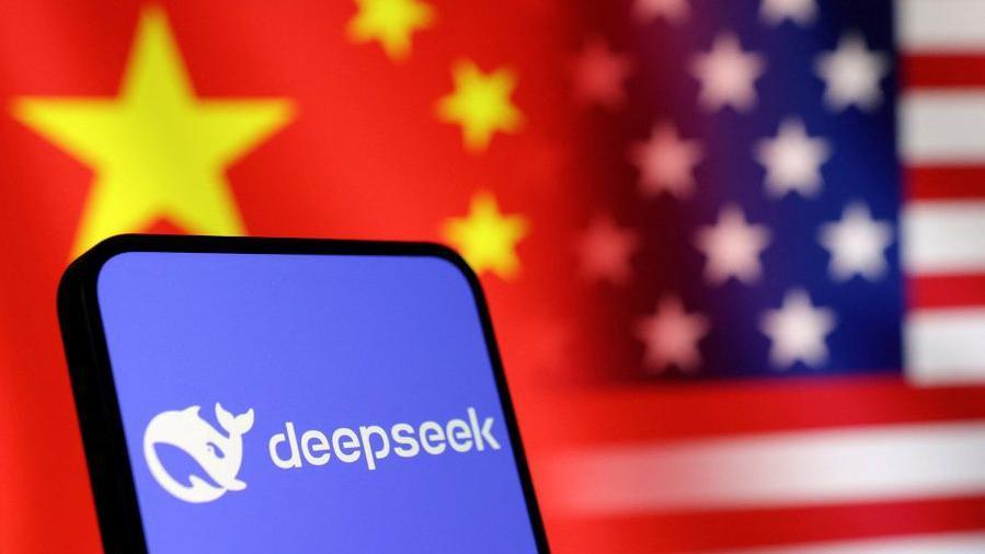 Deepseek Home em um telefone celular, com bandeiras da China e dos Estados Unidos em segundo plano