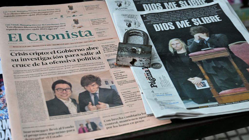 Portadas de los periódicos en Argentina con el cripto escándalo de Milei en la portada.