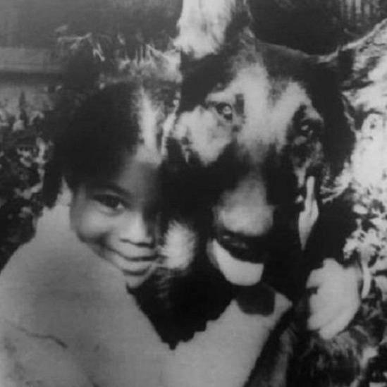 Janet Jackson con el perro de la familia en Encino, California, 1977.