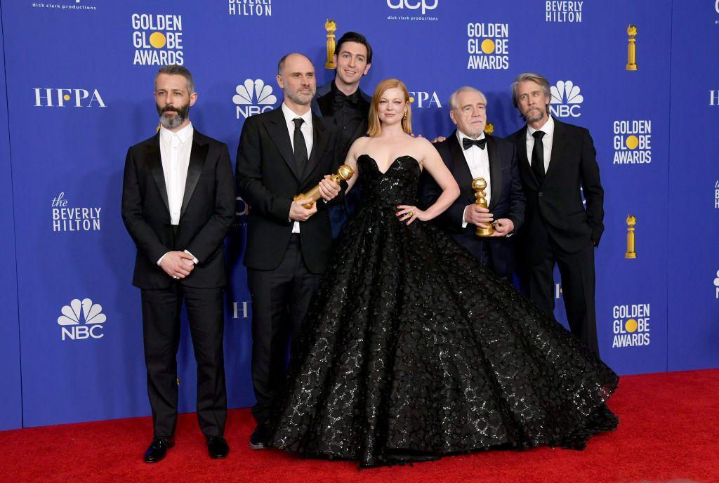 Jeremy Strong, Jesse Armstrong, Nicholas Braun, Sarah Snook, Alan Ruck, y Brian Cox, de Succession, en los Globos de Oro 2024, en Los Ángeles, el 7 de enero de 2024. 