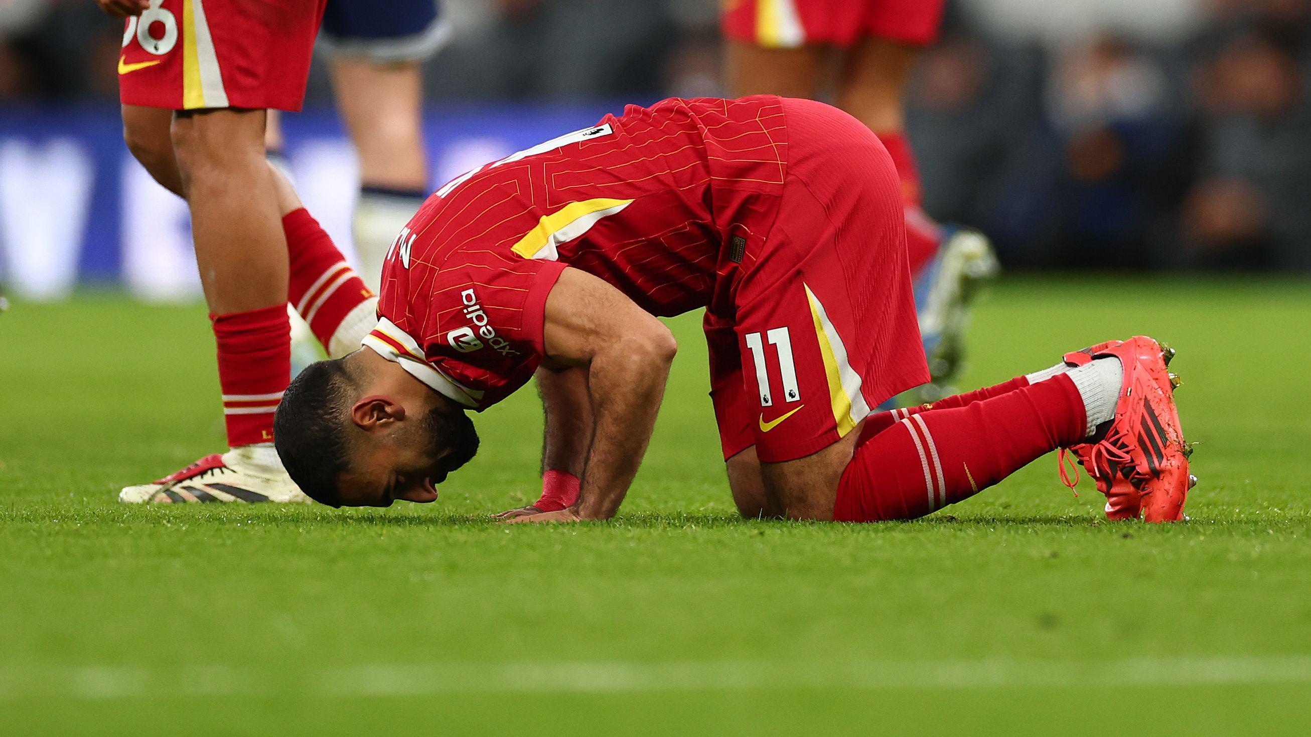 المصري محمد صلاح يسجد احتفالاً بتسجيله هدفاً لفريقه ليفربول في مرمى توتنهام