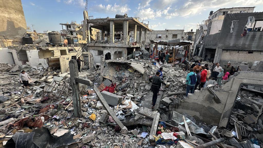 La destrucción en el campamento de refugiados de Nuseirat, en Khan Yunis, Gaza, tras un ataque aéreo de Israel el 18 de marzo de 2025. (Foto: Doaa Albaz/Anadolu vía Getty Images)