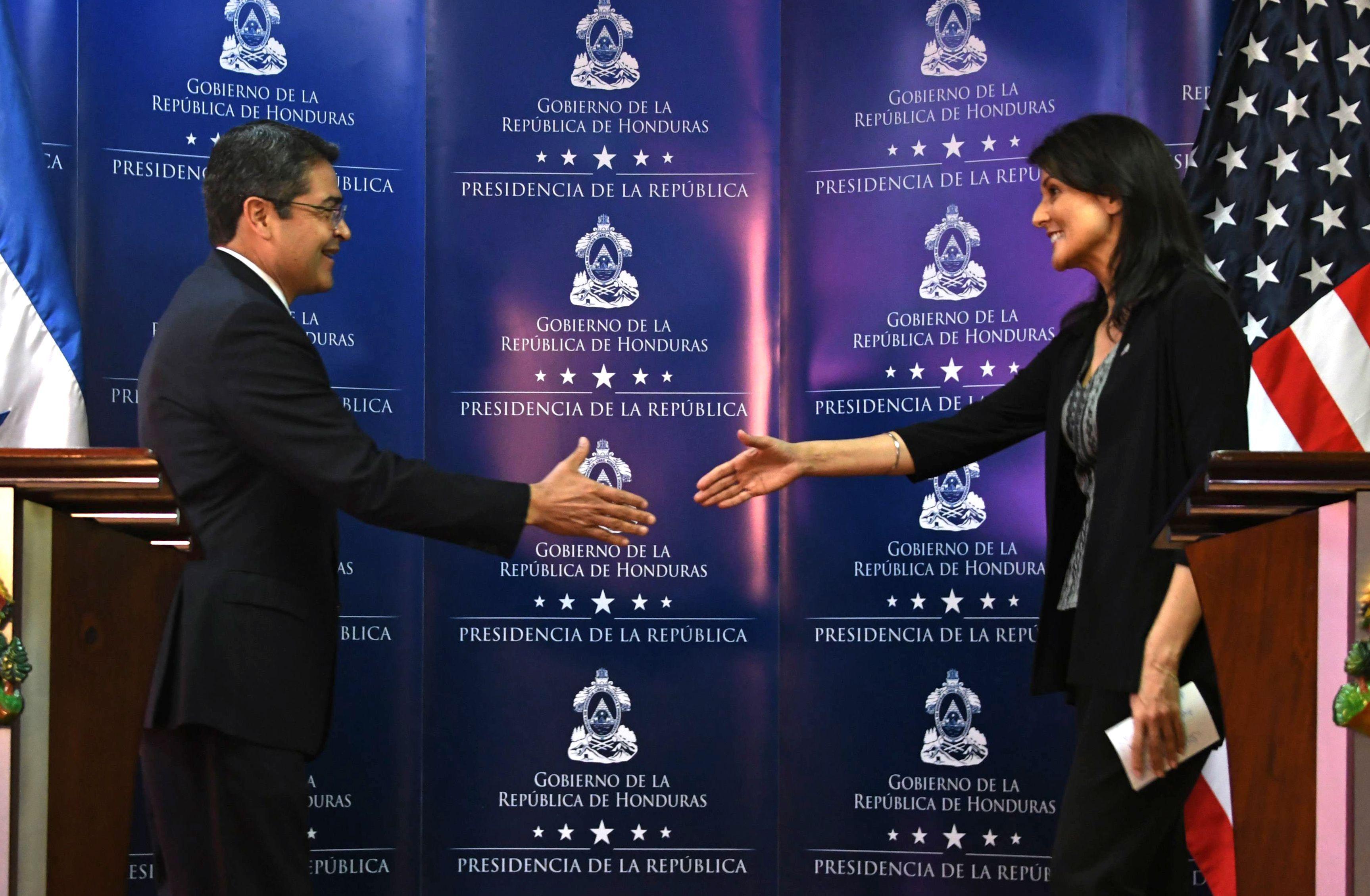 Como presidente hondureño en 2018, Hernández saluda a Nikki Haley, embajadora de EE.UU. ante la ONU.
