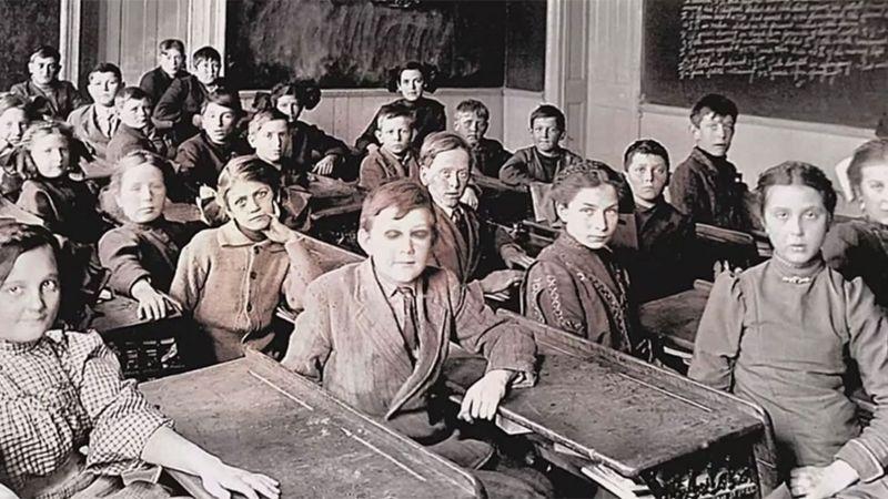 Louis Braille y compañeros de clase en la escuela.