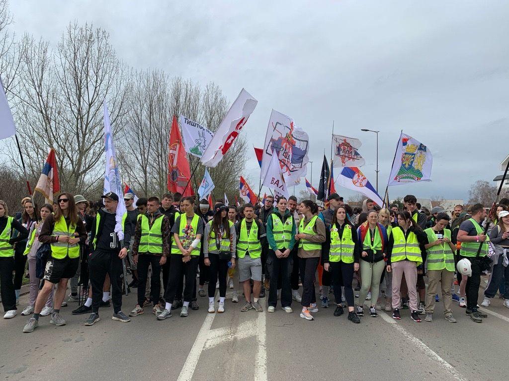 Studenti pešaci stižu u Beograd, traktori u centru prestonice Srbije 3 Grupa studenata iz Valjeva i Šapca krenula iz Obrenovca ka Beogradu
