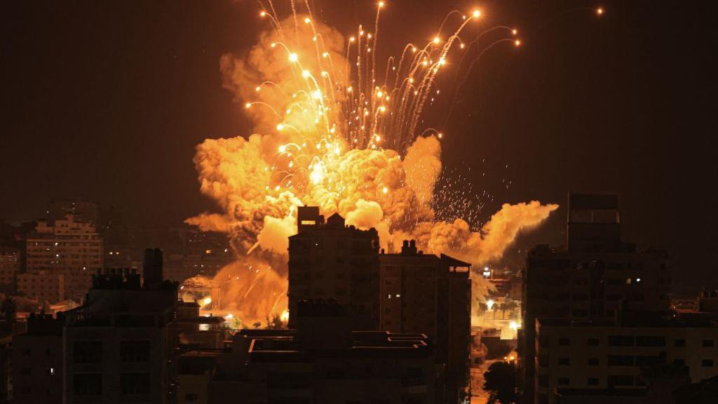 Bombardeio a noite em meio a prédios