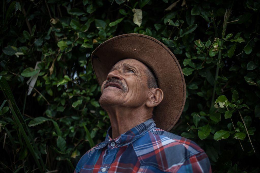 Adulto mayor fotografiado en Colombia. 
