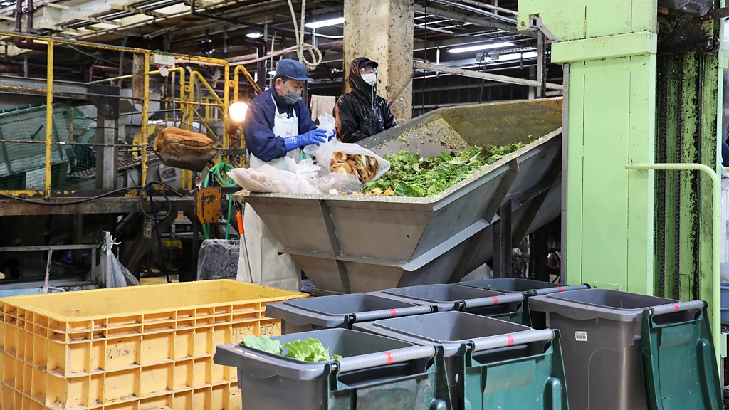 Funcionários trabalham em empresa de alimento