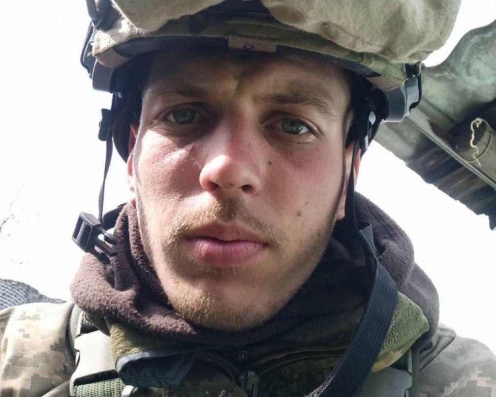 سيرهي التقط صورة لنفسه في الجيش الأوكراني قبل إصابته