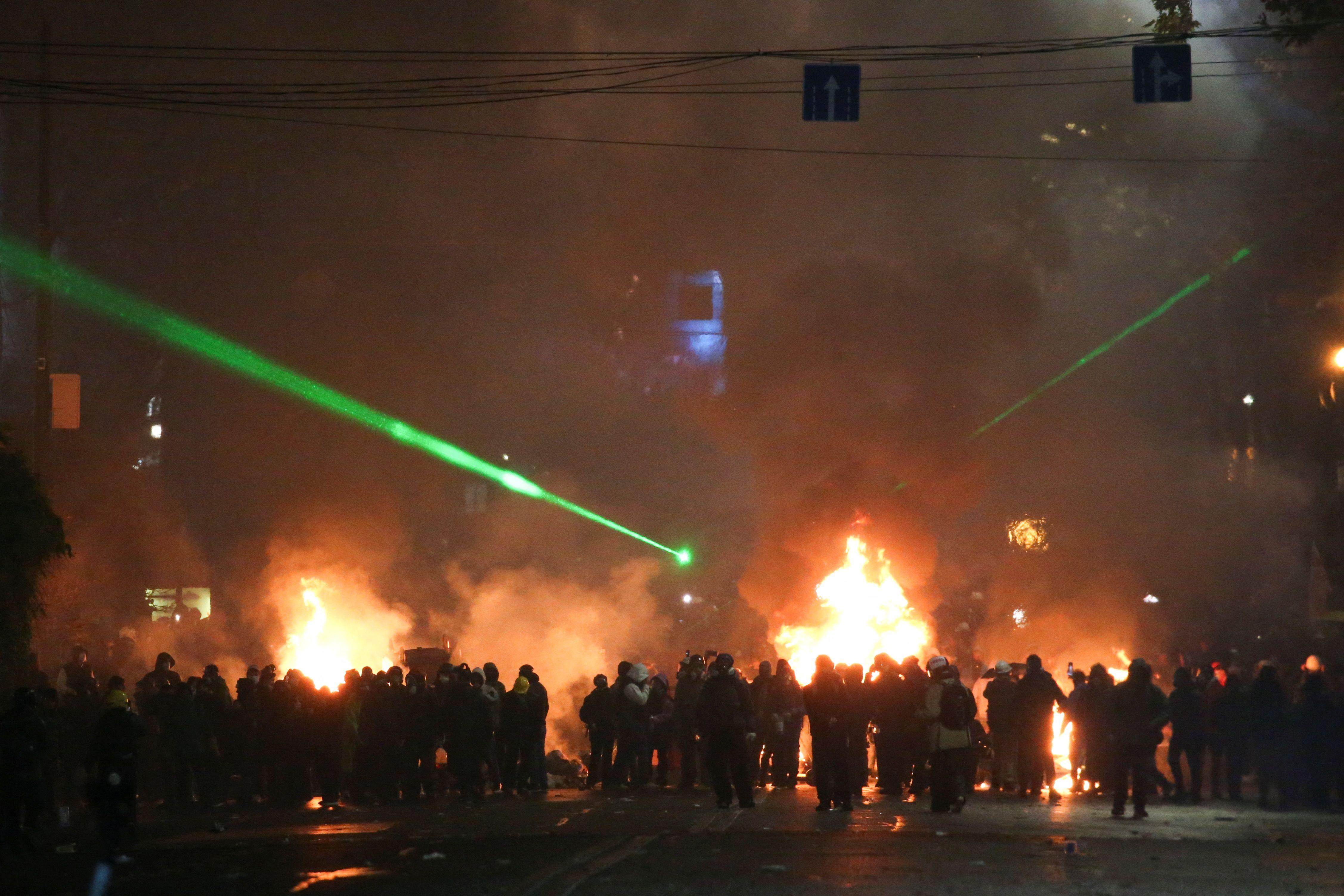 Demonstranti u sukobu sa policijom okruženi vatrom 