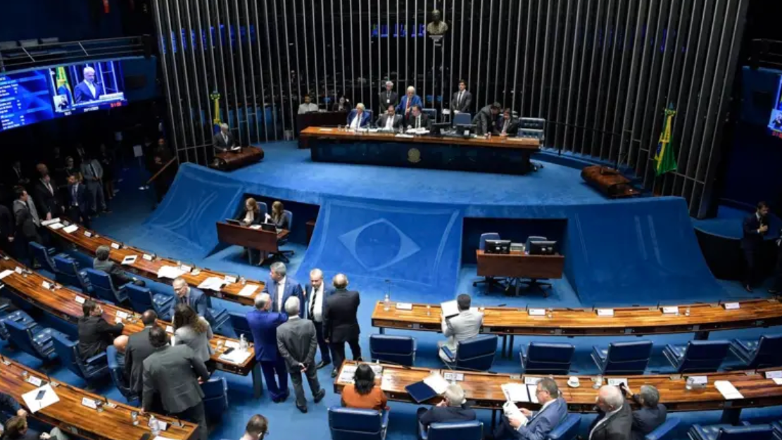 Plenário do Senado com palco em azul e cadeiras marrons